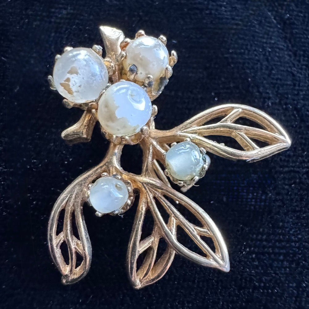VTGGoldtone Mistletoe Leaf Pin Brooch 1 3/8" Faux Pearl Botanical Cottage Granny